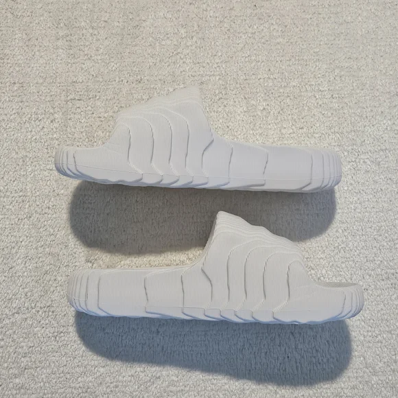 NEW Adidas Adilette 22 Women's Slides Size 8.5 White Minimalist Streetwear Avant - Picture 4 of 9